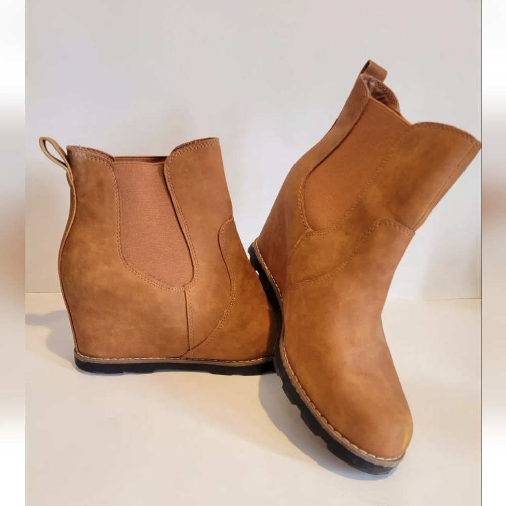 NewUniversal Thread Boots Womens 10 Amalia Chelsea Women's Tan Wedge Ankle Boots